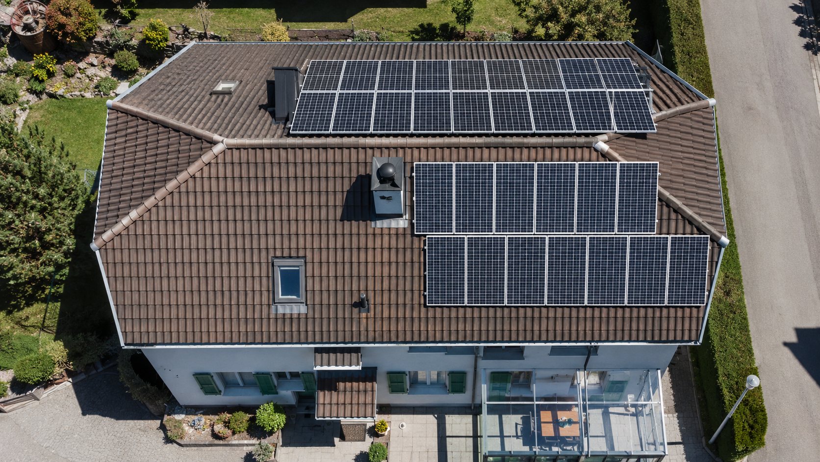 Dach und Solaranlage aus der Luft